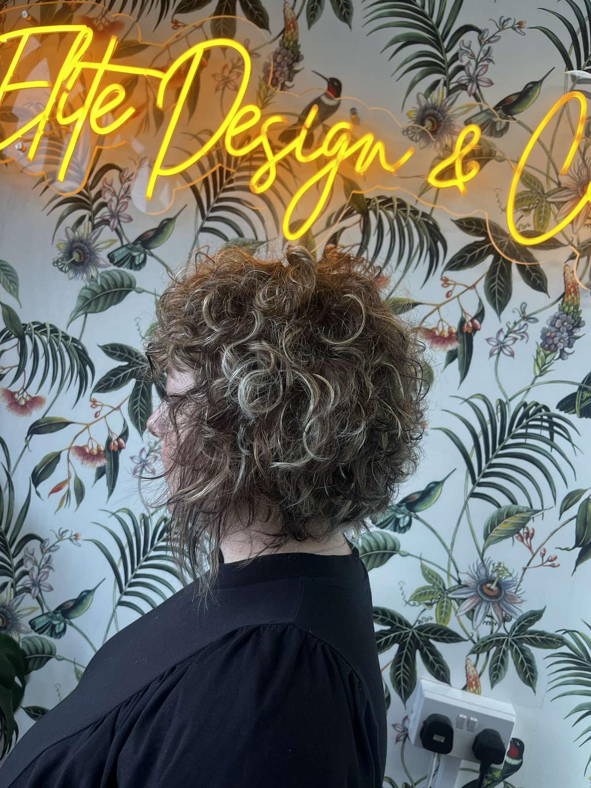 Chunky alternating colour natural curls