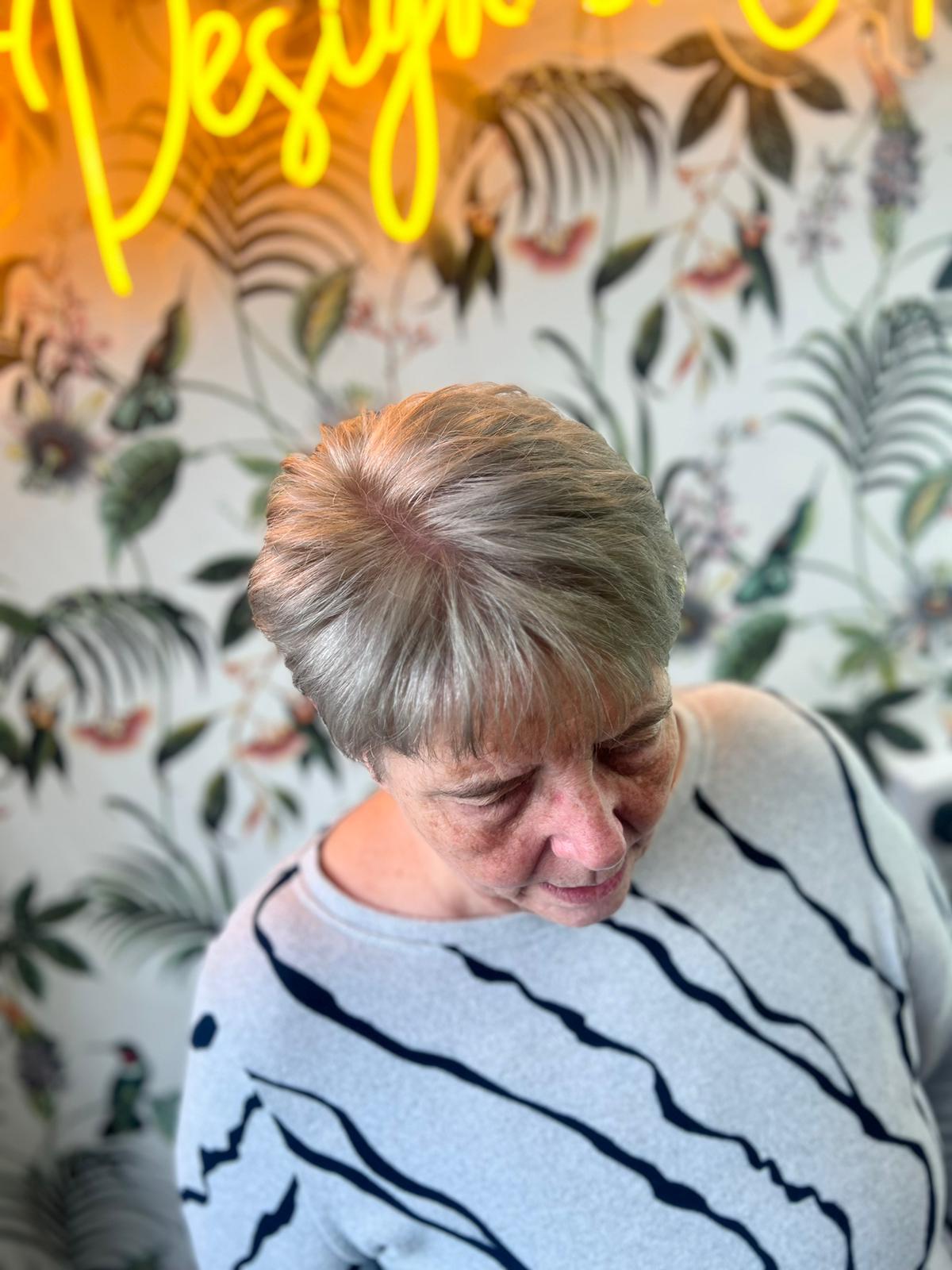 Short hair beige tones