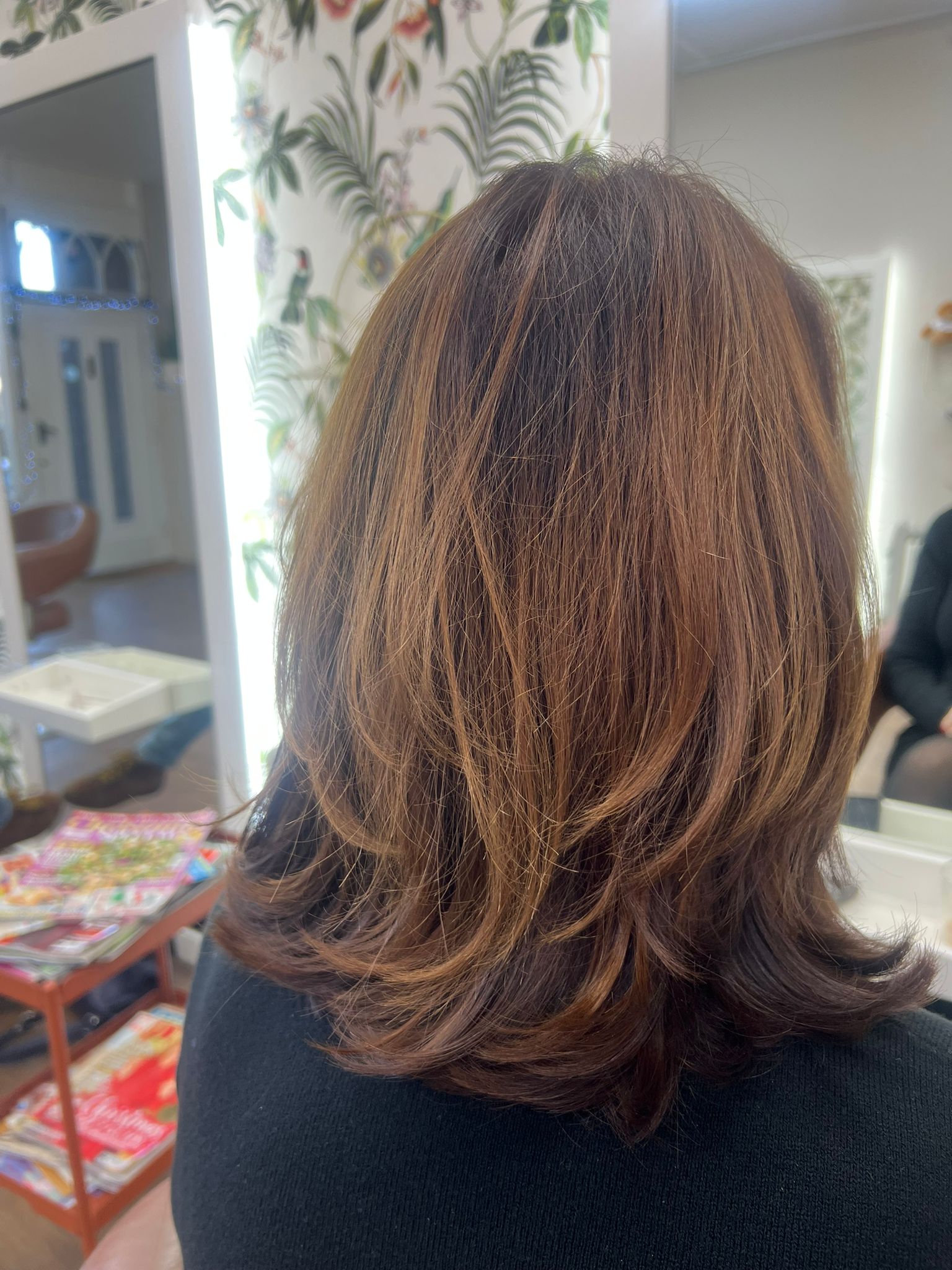 Flicky hair root tint