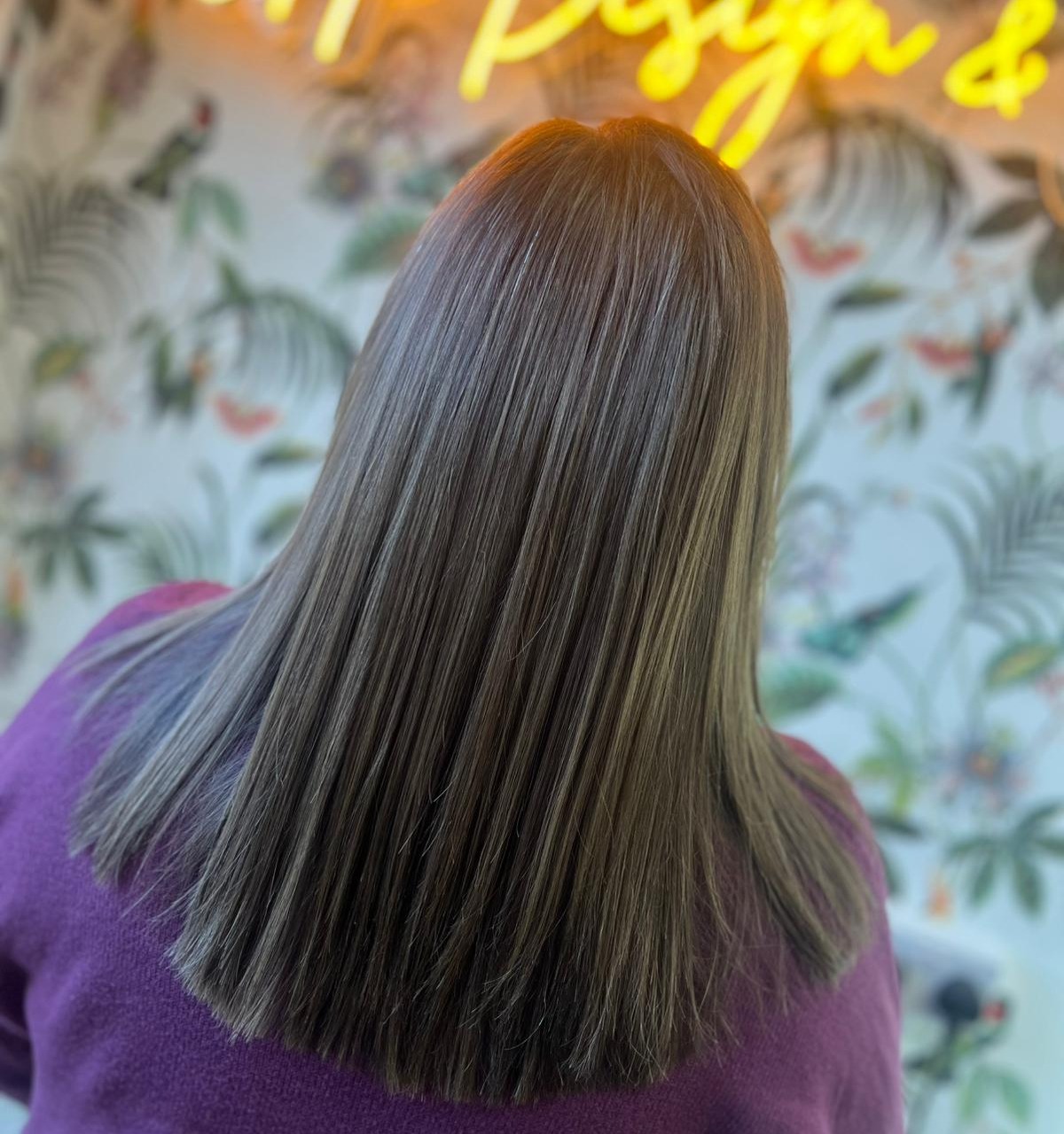 Scattered foils for natural looking colour